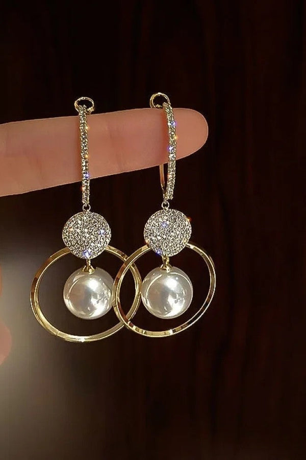 Elegante Ohrringe mit Zuchtperlen und funkelnden Zirkonen