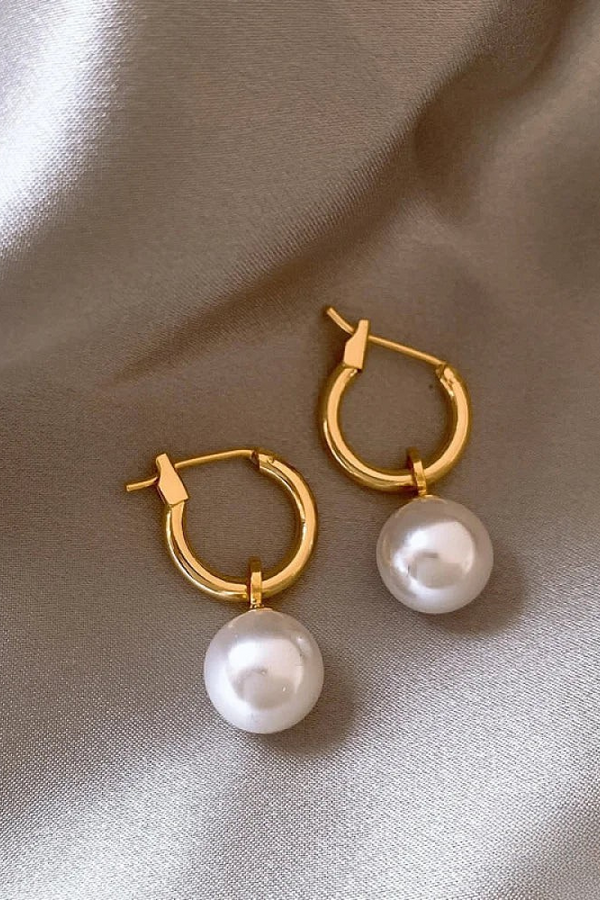 Elegante Ohrringe mit goldenen Perlen